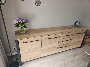 Mooi dressoir beschikbaar voor biedingen