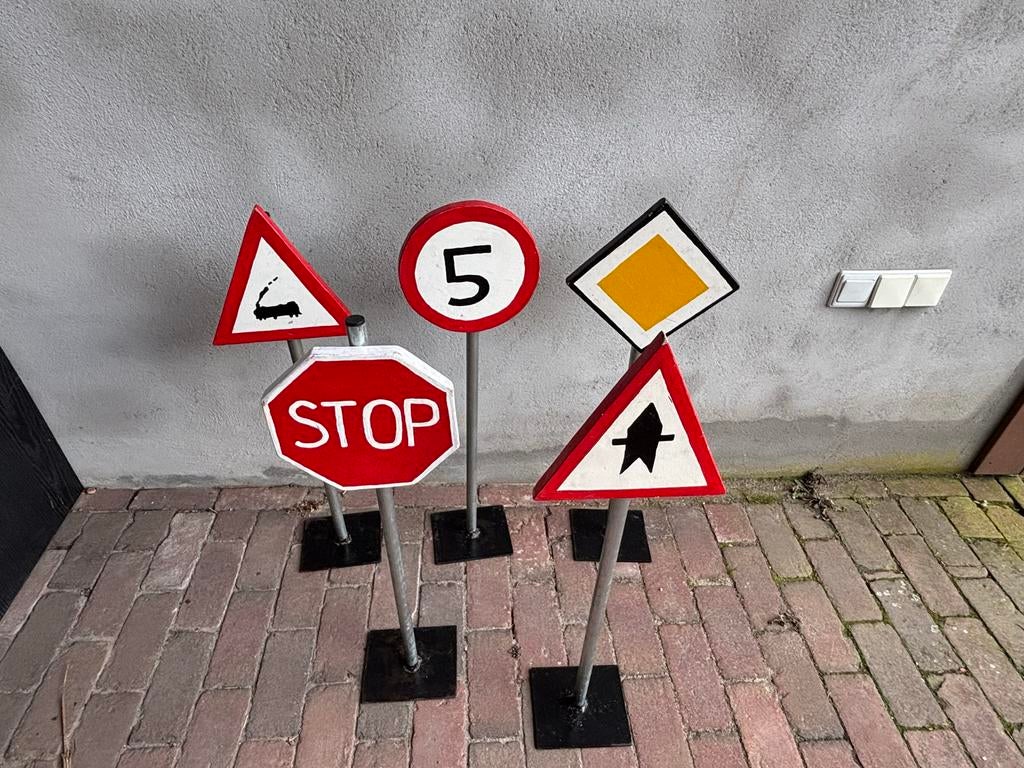 Verkeersborden buitenspeelgoed, Ophalen