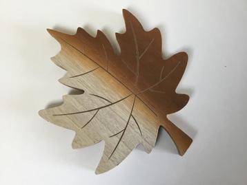 ONDERZETTER VAN HOUT HERFSTBLAD beschikbaar voor biedingen