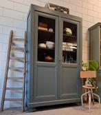Vintage/Brocante grijs-groene schoolkast, hoge buffetkast