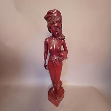 Groot Balinees beeld vrouw met een varkentje 62 cm hoog beschikbaar voor biedingen