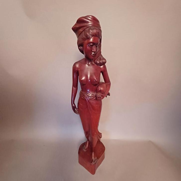 Groot Balinees beeld vrouw met een varkentje 62 cm hoog, Antiek en Kunst, Kunst | Beelden en Houtsnijwerken, Ophalen of Verzenden