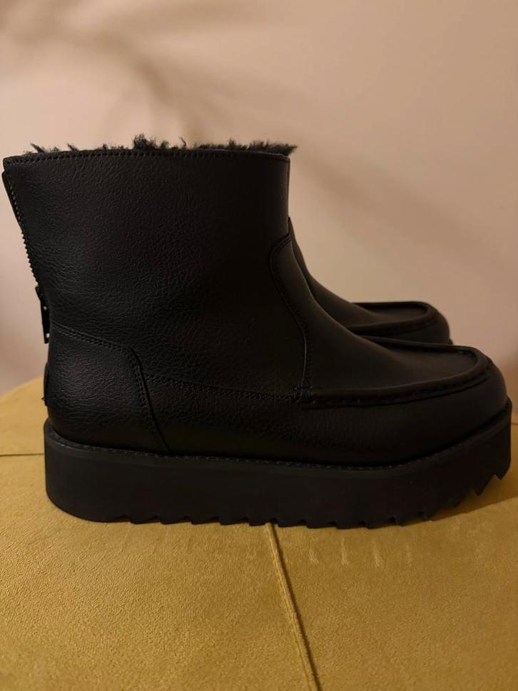 UGG CLASSIC RISING HEEL-ZIP mt40, Kleding | Dames, Schoenen, Nieuw, Zwart, Ophalen of Verzenden