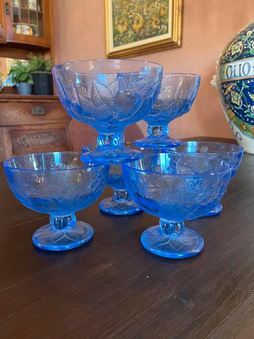 6 prachtige vintage ijscoupes uit italië van blauw glas, Huis en Inrichting, Keuken | Servies, Zo goed als nieuw, Glas of Glazen