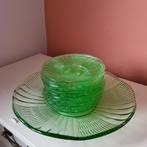 Gebaksset bord en gebaksbordjes groen glas, Huis en Inrichting, Ophalen of Verzenden, Bord(en), Overige stijlen, Glas