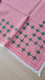 dekservet rood wit ruitje met borduurwerk 72x72 cm, Ophalen of Verzenden, Zo goed als nieuw, Rood, Tafelkleed of Tafelzeil