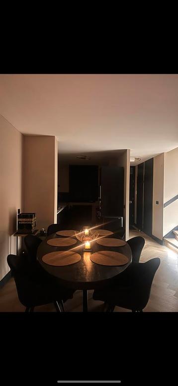 Ovale zwarte eettafel MOET WEG beschikbaar voor biedingen