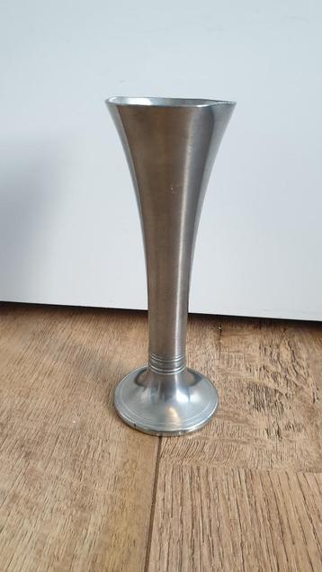 Antiek tin / pewter vaasje beschikbaar voor biedingen