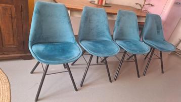 4 petrol blauwe velours stoelen met zwart metalen poten beschikbaar voor biedingen