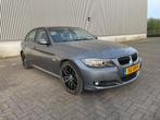 BMW 3-Serie 320i E90 LCI AUT 2009 Grijs, Auto's, Te koop, 2000 cc, Zilver of Grijs, Geïmporteerd