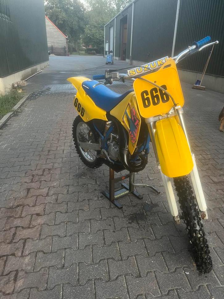 Suzuki RM125 Crossmotor 1990 - Veel Nieuwe Onderdelen!, Fietsen en Brommers, Brommers | Crossbrommers, Gebruikt, Suzuki, Ophalen