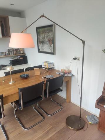 Staande hoge vloerlamp beschikbaar voor biedingen