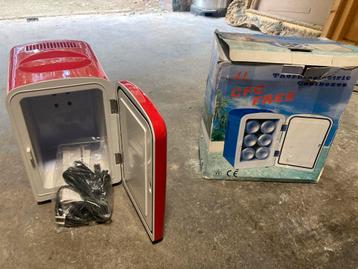 Rode Thermo-elektrische Koelbox beschikbaar voor biedingen