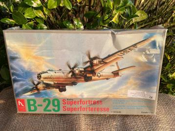 ongeopend bouwpakket van een B 29 vliegtuig. beschikbaar voor biedingen