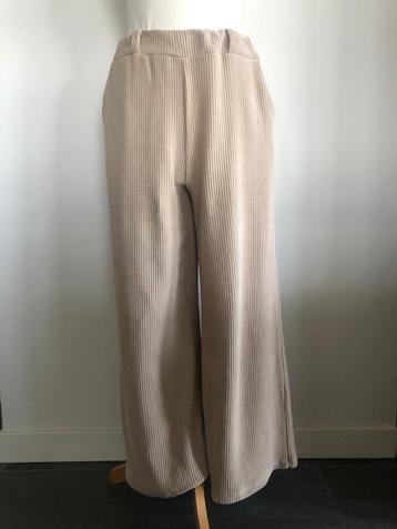 Broek met wijde pijpen, maat M  beschikbaar voor biedingen