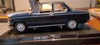 BMW 1600 ti blauw 1968 1:24 op display met vitrinekapje, Ophalen of Verzenden, Zo goed als nieuw, Overige merken