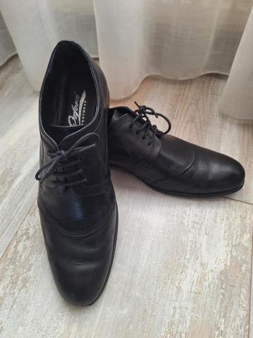 Zwart leren heren veterschoenen beschikbaar voor biedingen