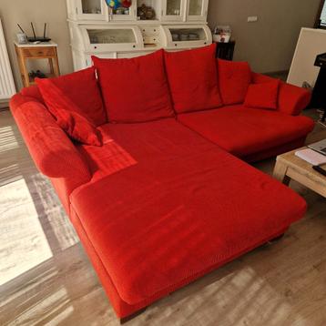 Mooie rode stoffen hoekbank, chaise longue en gratis kussens beschikbaar voor biedingen