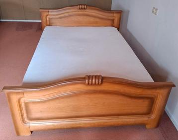 Twijfelaar met bodem en matras + 2 nachtkasten: 140 x 200 cm beschikbaar voor biedingen