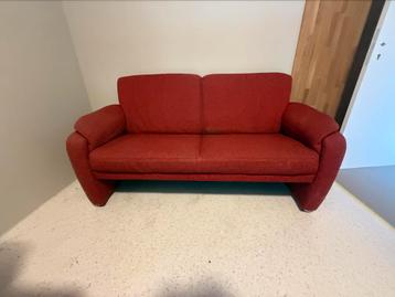 Rood designbankje: neem ‘m mee voor een kratje inflatiebier! beschikbaar voor biedingen