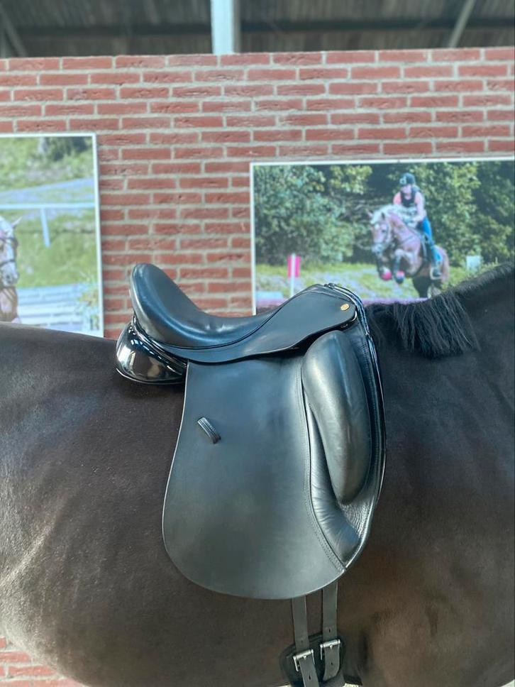 KM zadel 17,5 INCH, Dieren en Toebehoren, Paarden en Pony's | Zadels, Zo goed als nieuw, Dressuur, Ophalen of Verzenden