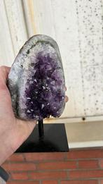 Amethist op stalen voet 19 cm hoog, Ophalen of Verzenden, Mineraal
