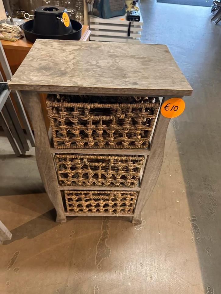 Leuk kastje met manden, Huis en Inrichting, Kasten | Dressoirs, Gebruikt, Minder dan 50 cm, Minder dan 25 cm, Met lade(s), Overige materialen