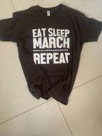 Shirt  "EAT SLEEP MARCH REPEAT", Muziek en Instrumenten, Instrumenten | Toebehoren, Nieuw, Ophalen of Verzenden