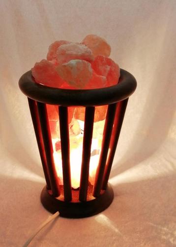 2396. Zoutsteenlamp basket met zoutbrokken