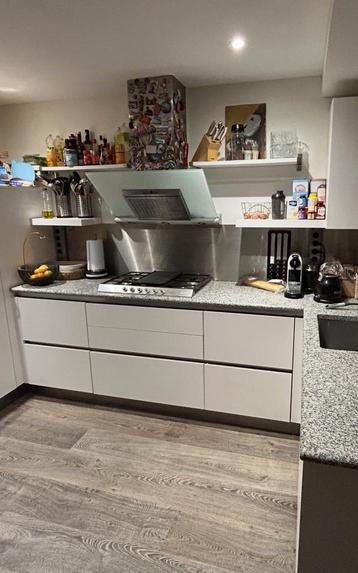 Mooie u-keuken met graniet blad en toebehoren  beschikbaar voor biedingen
