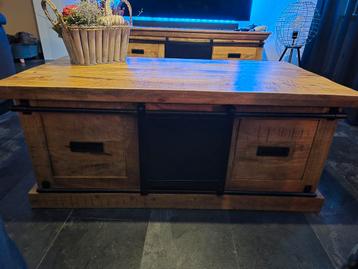 Goeduitziende salontafel Mango hout. beschikbaar voor biedingen