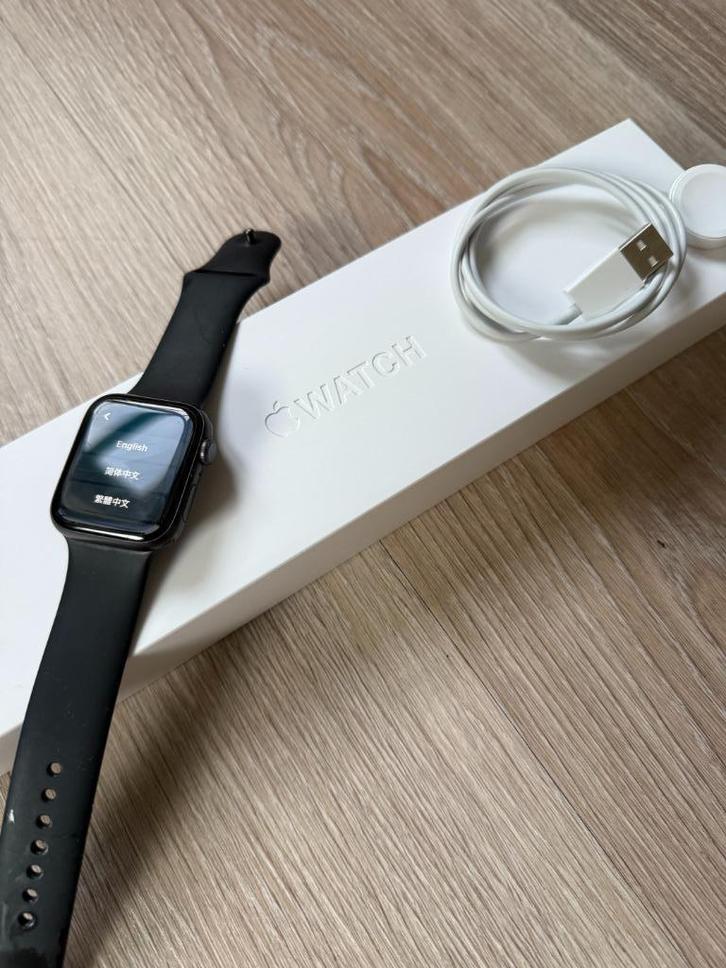 Apple Watch Series 6 44mm + extra bandje, Sieraden, Tassen en Uiterlijk, Smartwatches, Zo goed als nieuw, iOS, Zwart, Afstand
