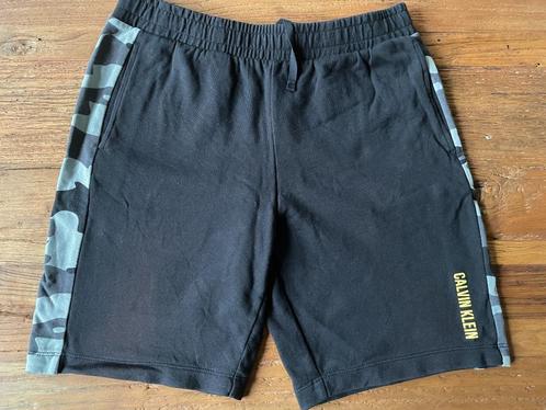 Short Calvin Klein maat S met legerprint ZGAN, Kleding | Heren, Broeken en Pantalons, Zo goed als nieuw, Maat 46 (S) of kleiner