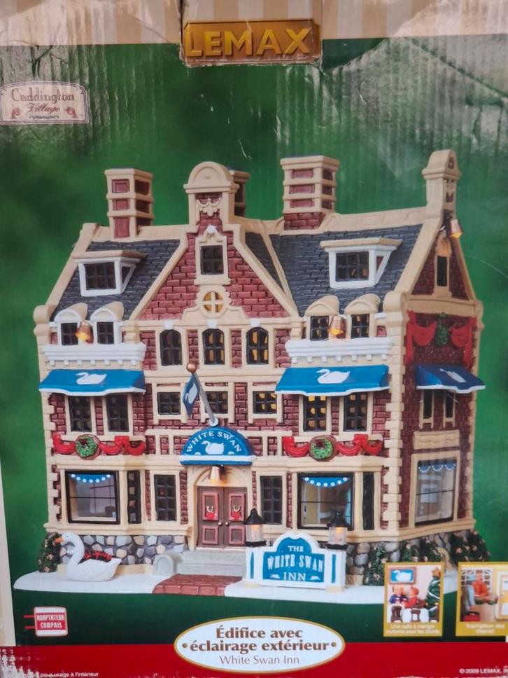 Lemax White Swann Inn 2009 - Zonder Vlag, Met Doos, Diversen, Kerst, Ophalen of Verzenden