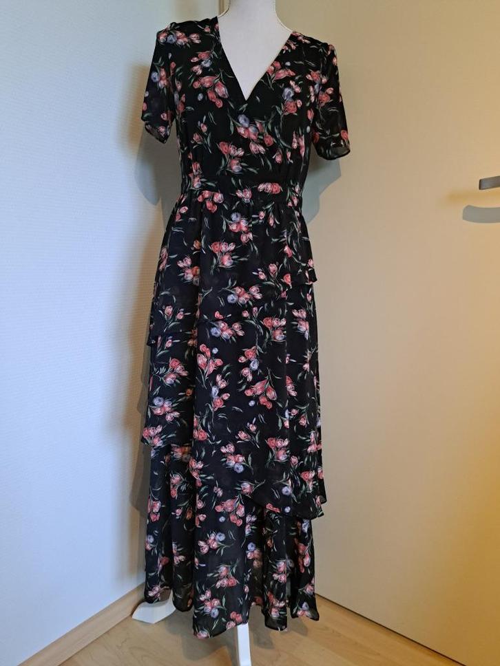 Zwart bloem jurk Axara, Kleding | Dames, Jurken, Nieuw, Maat 38/40 (M), Zwart, Onder de knie, Ophalen of Verzenden