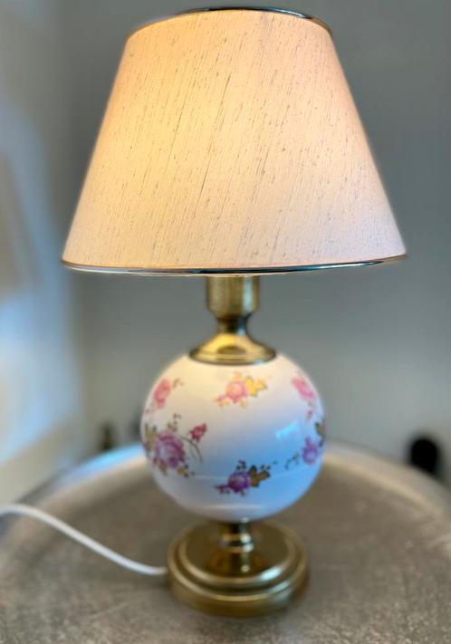 Porseleinen tafellamp + ecru kleur kap met gouden biesje, Huis en Inrichting, Lampen | Tafellampen, Glas, Ophalen of Verzenden