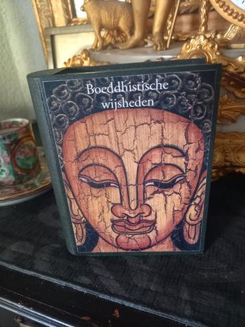 boekje met Boeddistische wijsheden in houten boek beschikbaar voor biedingen