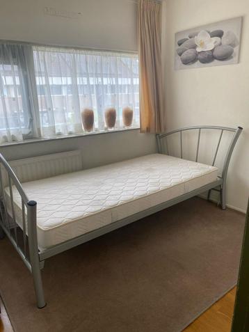 1 persoonsbed + matras 90x200 bijna nieuw! beschikbaar voor biedingen