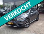 BMW X1 XDrive20i Essential AUTOMAAT|PANO DAK|XENON|LEDER|NAV, Auto's, BMW, 1998 cc, Gebruikt, 2000 kg, Leder