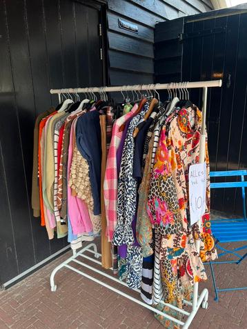 Alle kleding op het rek €10,- pst. beschikbaar voor biedingen