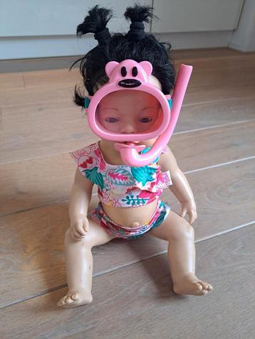 Leuke Babypop met Duikbril en bikini beschikbaar voor biedingen