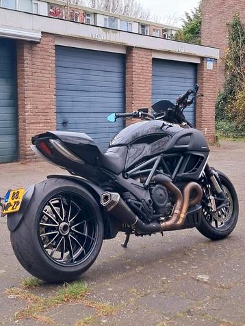 Goed onderhouden Ducati Diavel dark dus all black uit 2011  beschikbaar voor biedingen