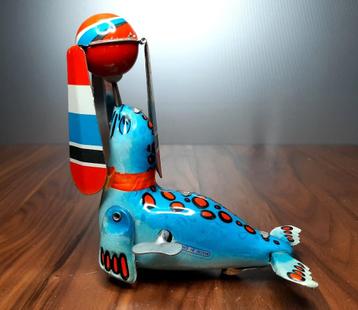 Blikken opdraaizeehond met propeller.  Made in China. beschikbaar voor biedingen