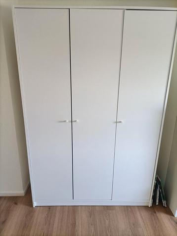 Kledingkast 3-deurs Ikea beschikbaar voor biedingen