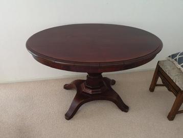Antieke kersenhouten tafel beschikbaar voor biedingen