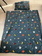 Hema kinderdekbed met kussen en met dekbedovertrek planeten, Gebruikt, Overige kleuren, Ophalen of Verzenden, Deken of Dekbed