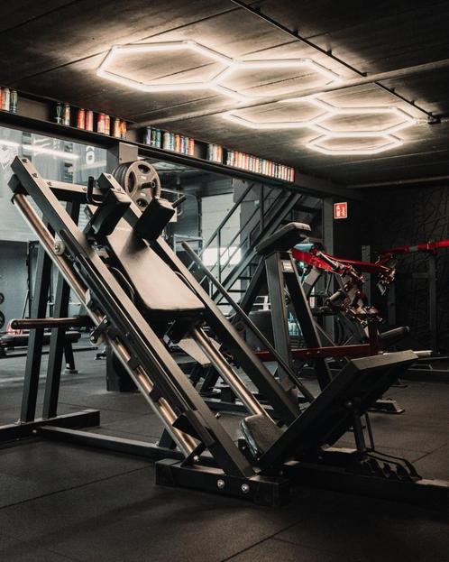 Hack Squat/Leg Press Barbarian Line, Sport en Fitness, Fitnessapparatuur, Gebruikt, Krachtstation, Benen, Metaal, Ophalen