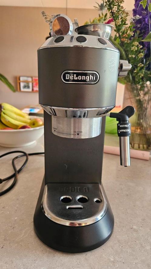 De'Longhi EC685.BK Dedica Zwart Delonghi, Witgoed en Apparatuur, Koffiezetapparaten, Zo goed als nieuw, Espresso apparaat, Stoompijpje