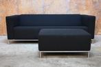 ZGANieuw! zwarte stoffen Gelderland 6710 bank + hocker, Design, Driepersoons, 75 tot 100 cm, Zo goed als nieuw