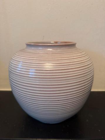 Vaas geribbeld beschikbaar voor biedingen